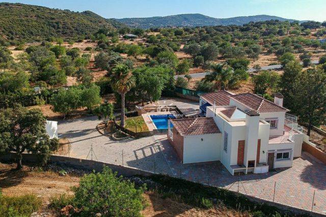 Charming villa with pool and double garage near Sao Bras de Alportel